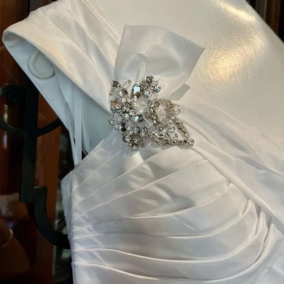 White wedding/presentation dress